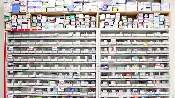 サトノ薬局の薬棚