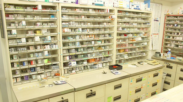 みずき調剤薬局日和田店の薬棚