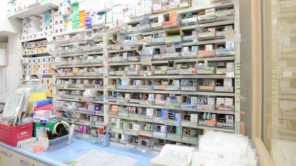 進行堂薬局の薬棚