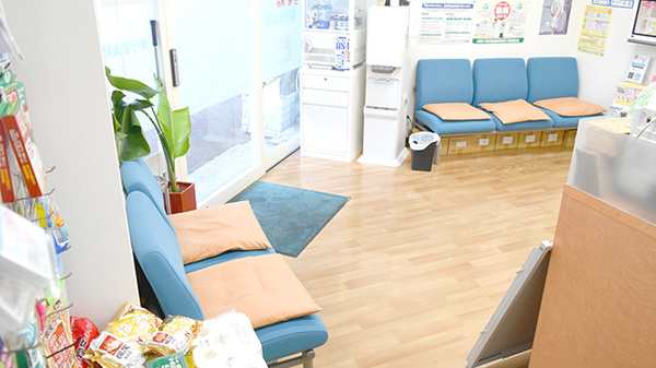 進行堂薬局　鷹合店の待合スペース