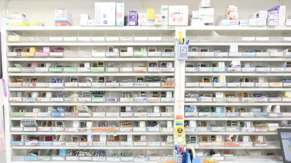 進行堂薬局　鷹合店の薬棚