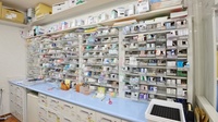 進行堂西薬局の薬棚