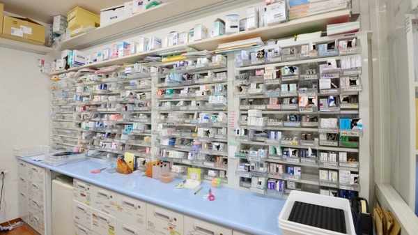 進行堂西薬局の薬棚