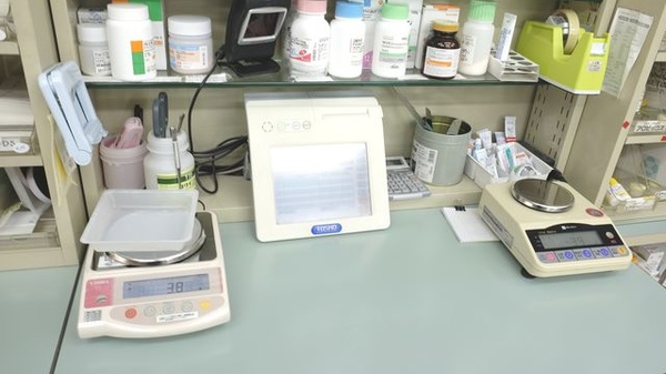 もろおかファミリー薬局の調剤器具