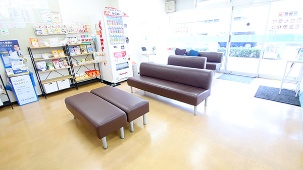 サエラ薬局 豊里店の待合スペース
