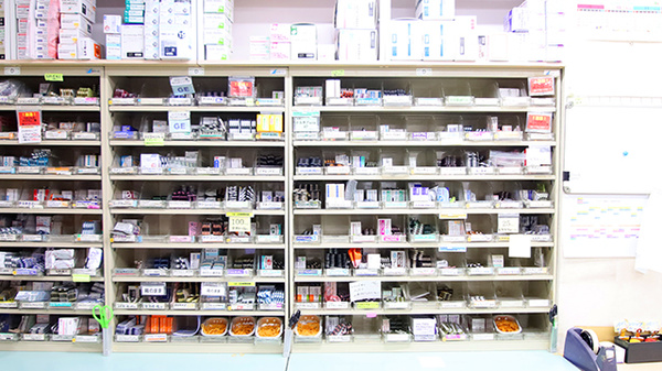 サエラ薬局 古市店の薬棚
