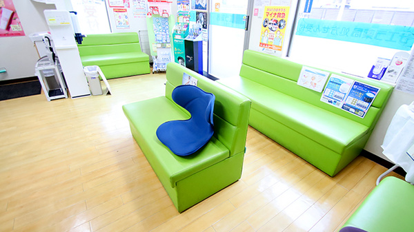 サエラ薬局 八尾店の待合スペース