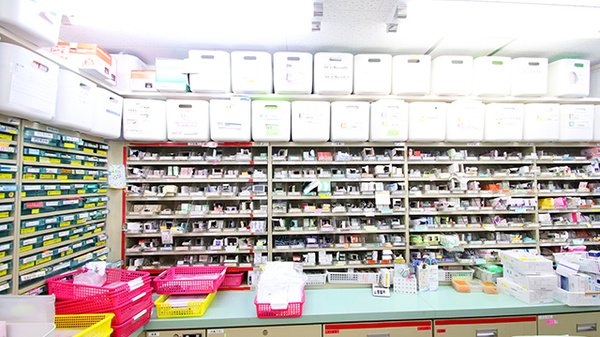 サエラ薬局 芦屋店の薬棚