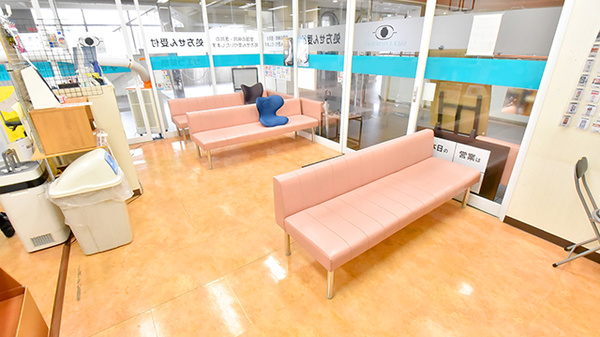 サエラ薬局 学園前店の待合スペース