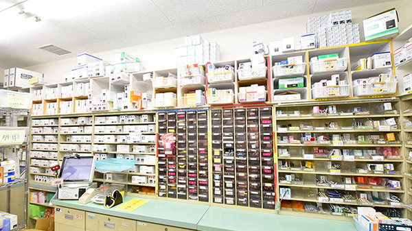 サエラ薬局 学園前店の薬棚