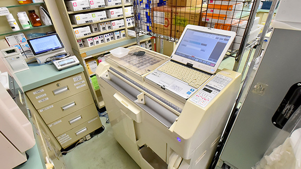 サエラ薬局 学園前店の調剤器具