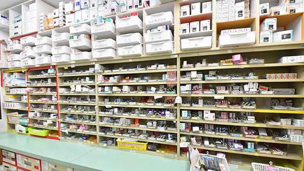 サエラ薬局 登美ヶ丘店の薬棚
