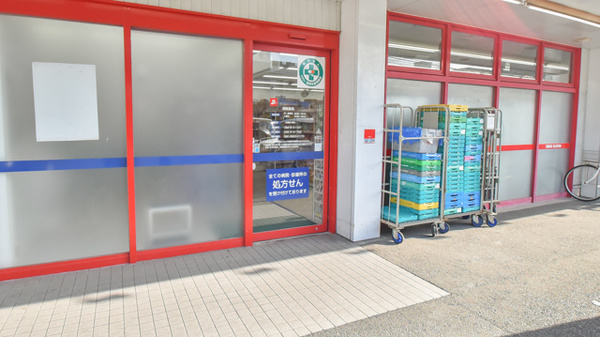 ドラッグイレブン薬局板付店の入口