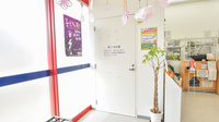 ドラッグイレブン薬局板付店の感染予防待合スペース