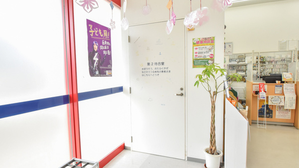 ドラッグイレブン薬局板付店の感染予防待合スペース