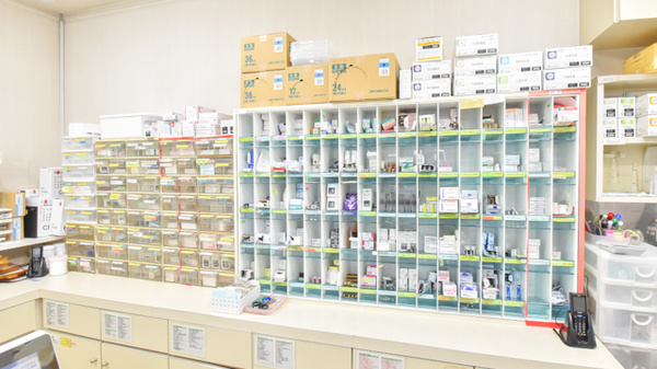 ドラッグイレブン薬局井尻店の薬棚