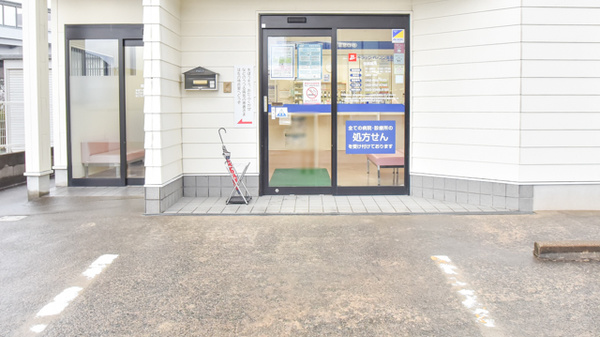 ドラッグイレブン薬局野芥店の入口