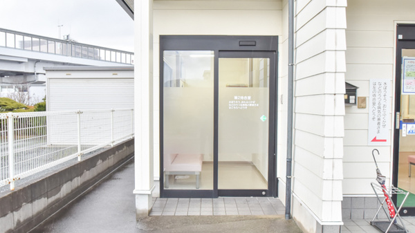 ドラッグイレブン薬局野芥店の感染予防待合スペース