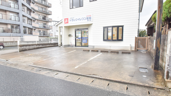ドラッグイレブン薬局野芥店の駐車場