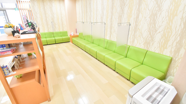 ドラッグイレブン薬局千早駅前店の待合スペース