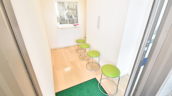 ドラッグイレブン薬局千早駅前店の感染予防待合スペース