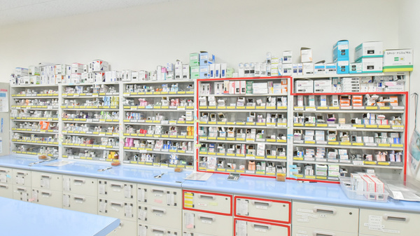 ドラッグイレブン薬局千早駅前店の薬棚