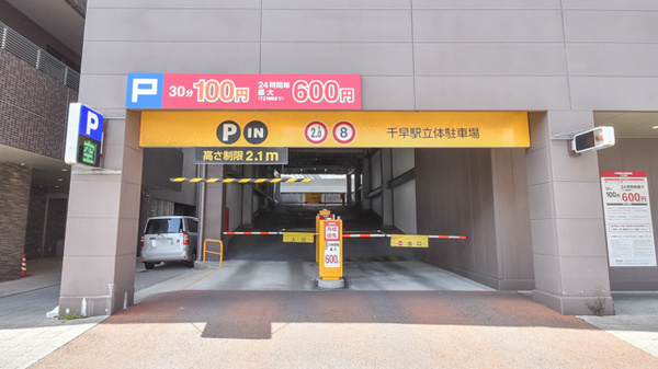 ドラッグイレブン薬局千早駅前店の駐車場