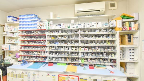 ドラッグイレブン薬局薬園店の薬棚