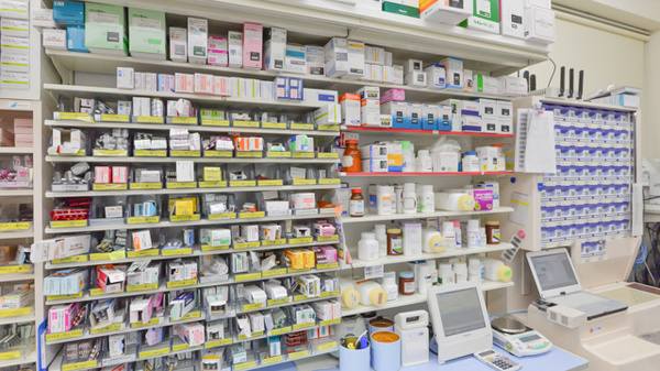 ドラッグイレブン薬局新都心おもろまち店の薬棚