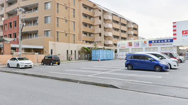 ドラッグイレブン薬局新都心おもろまち店の駐車場