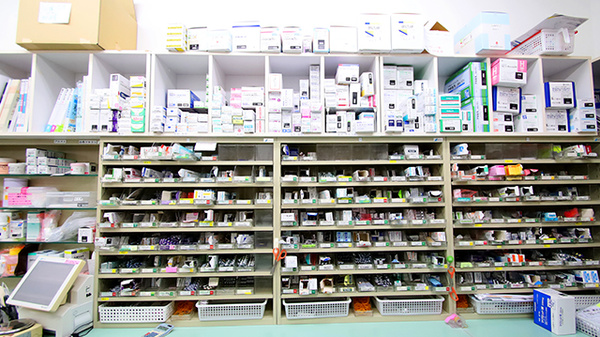 サエラ薬局 アリオ鳳店の薬棚