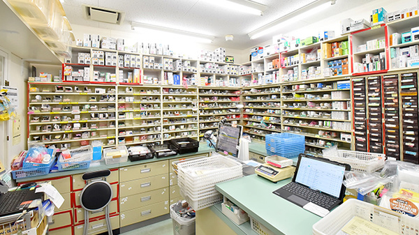サエラ薬局 梅田東店の薬棚