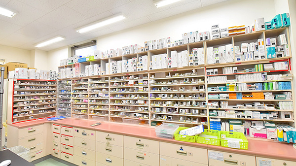 サエラ薬局 真法院店の薬棚