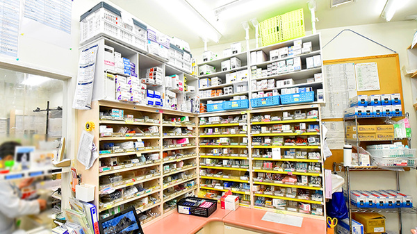 サエラ薬局 三鷹店の薬棚
