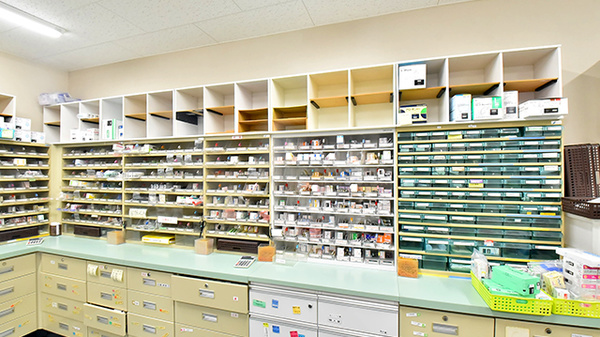 サエラ薬局 ひなが店の薬棚