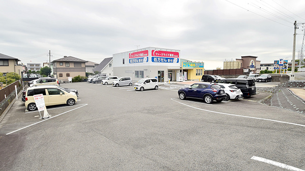 サエラ薬局 ひなが店の駐車場