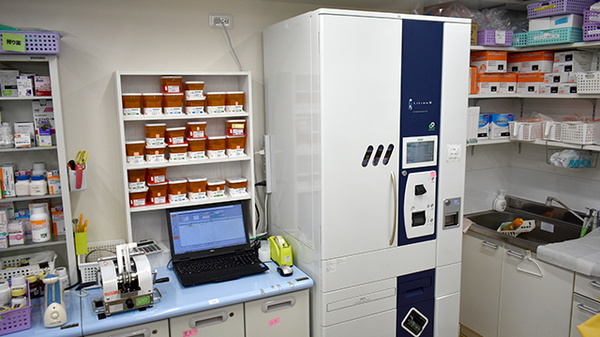 日本調剤　万代東薬局の調剤器具