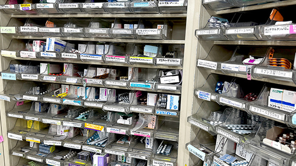 薬局トモズ扇橋店の薬棚