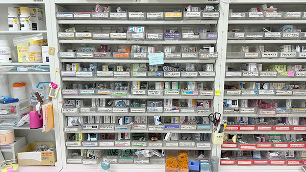 薬局トモズ本所店の薬棚