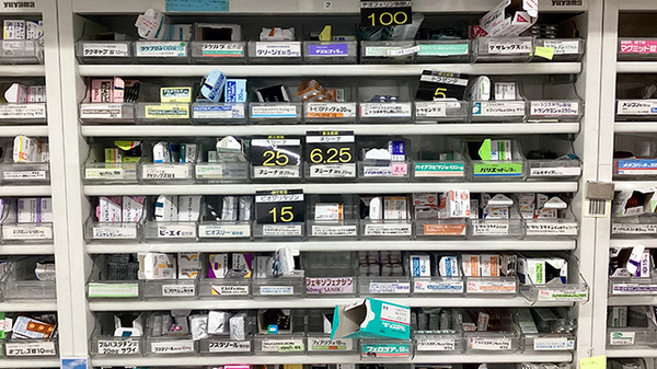 薬局トモズ 押上店の薬棚
