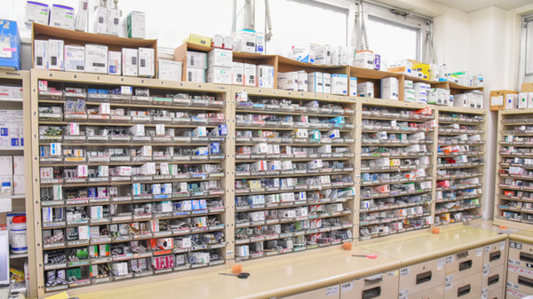 青空薬局　一色店の薬棚