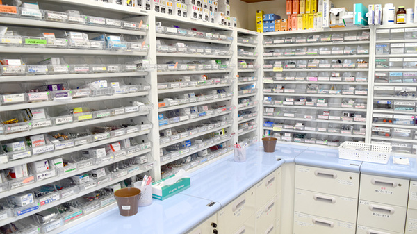 青空薬局　西萩原店の薬棚