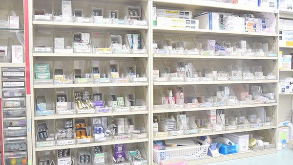 はる薬局の薬棚