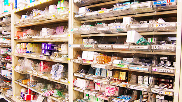 中屋薬局　熊川店の薬棚