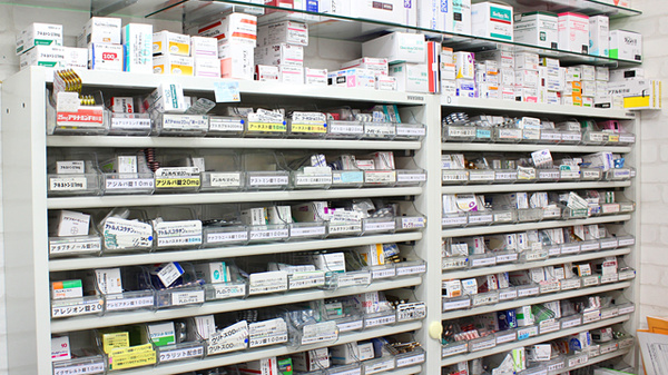 なかや薬局　拝島駅前店の薬棚
