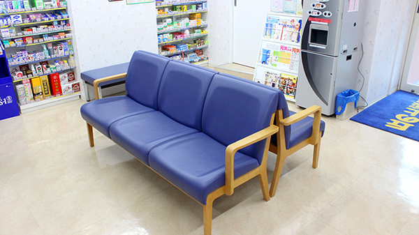 丘の上薬局　つつじヶ丘店の待合スペース