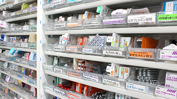 丘の上薬局　つつじヶ丘店の薬棚