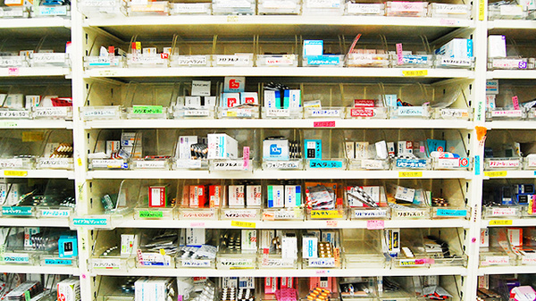 いけだ薬局　番町店の薬棚