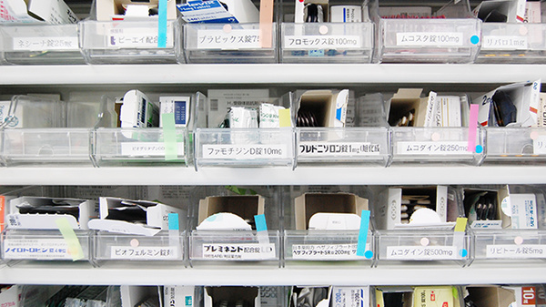 ケツメイシ薬局の薬棚