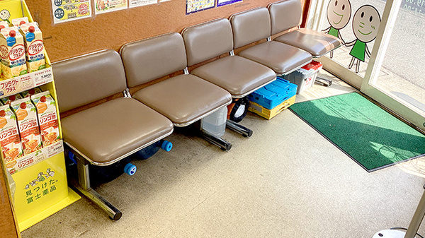 セイムス千住柳町薬局の待合スペース